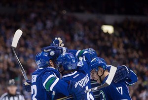 Familiar Faces: Canucks reunite Burrows with Sedin twins on Vancouver's top line | iNFOnews.ca CP31359088