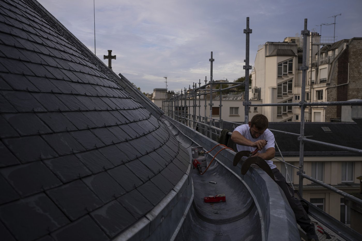 The roof restorers of Paris now have UNESCO World Heritage recognition | iNFOnews.ca