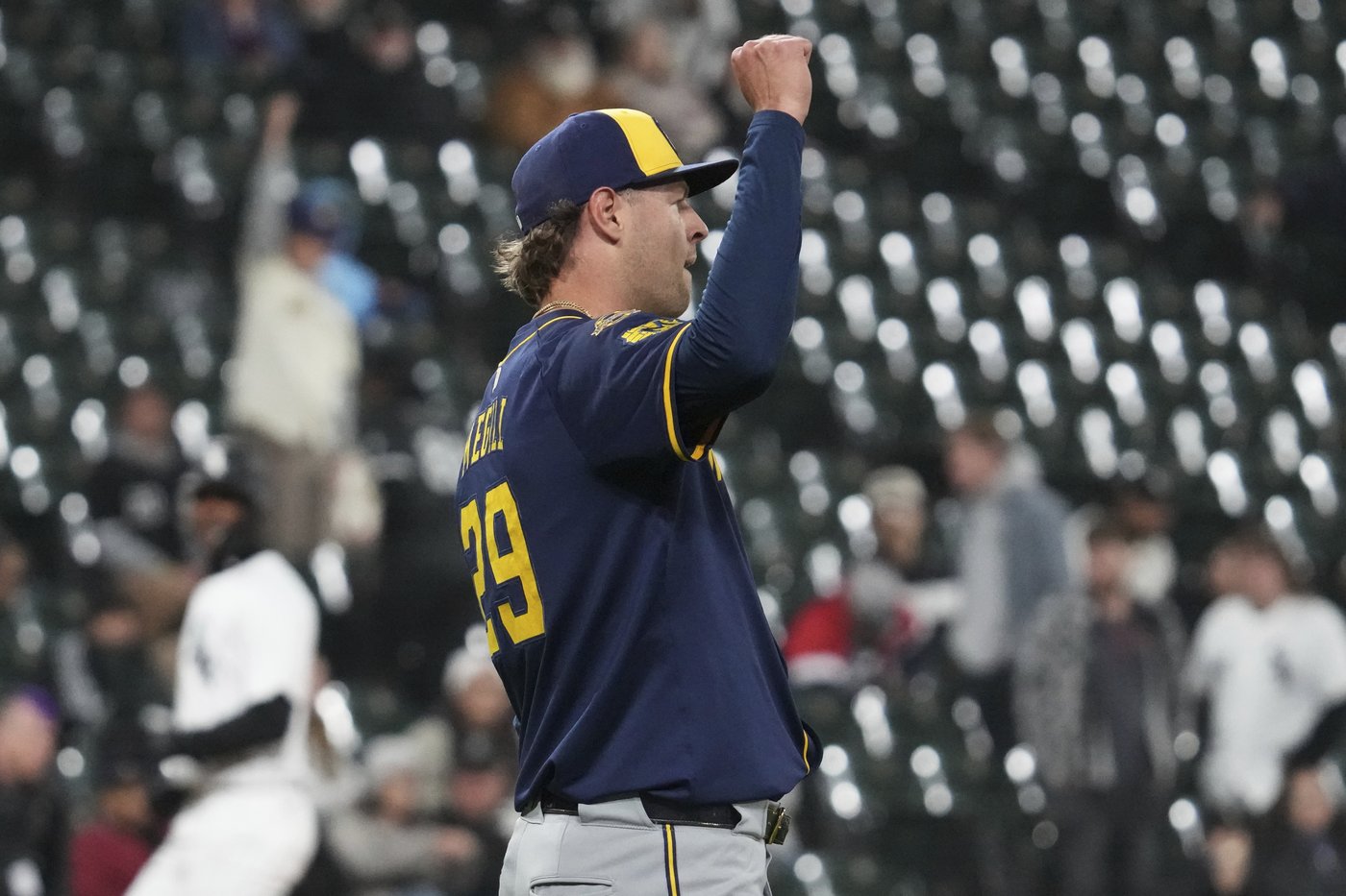 Jake Bauers hits 2-run double in the 8th inning to help the Brewers beat the White Sox 6-4 | iNFOnews.ca