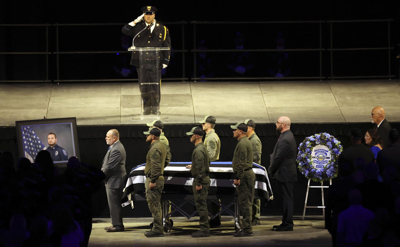 Slain Ohio police officer honored with Purple Heart and Medal of Honor during memorial service | iNFOnews.ca