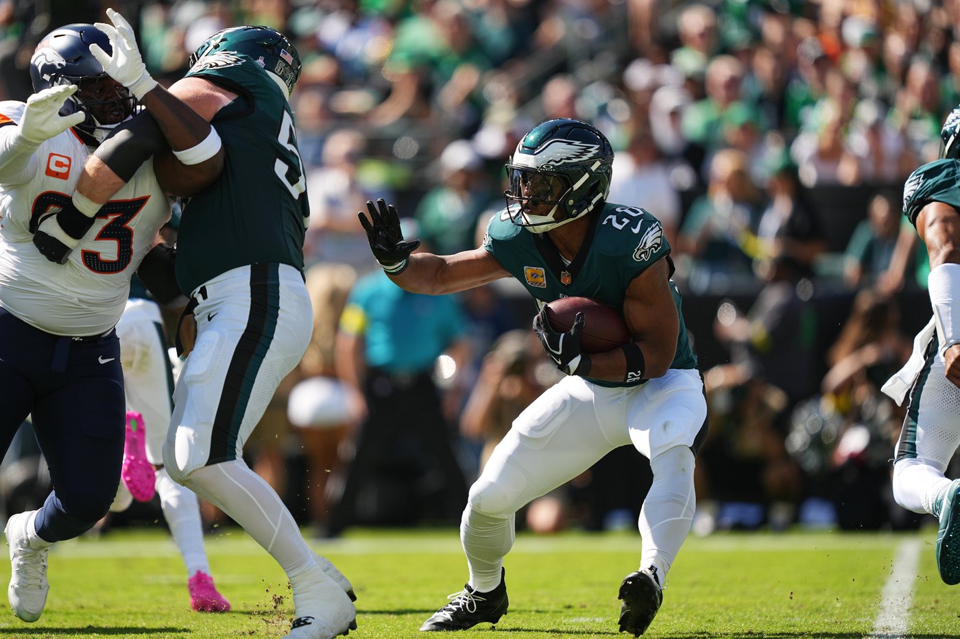 Saquon Barkley struggles to duplicate his 2,000-yard rushing season for defending champion Eagles | iNFOnews.ca