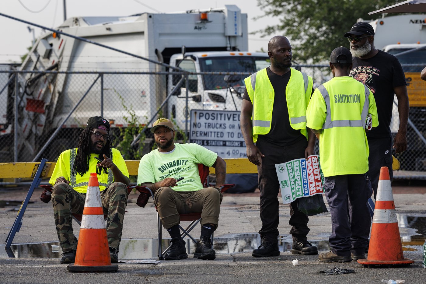 Thousands of city workers go on strike in Philadelphia, affecting trash pickup, pools and 911 calls | iNFOnews.ca