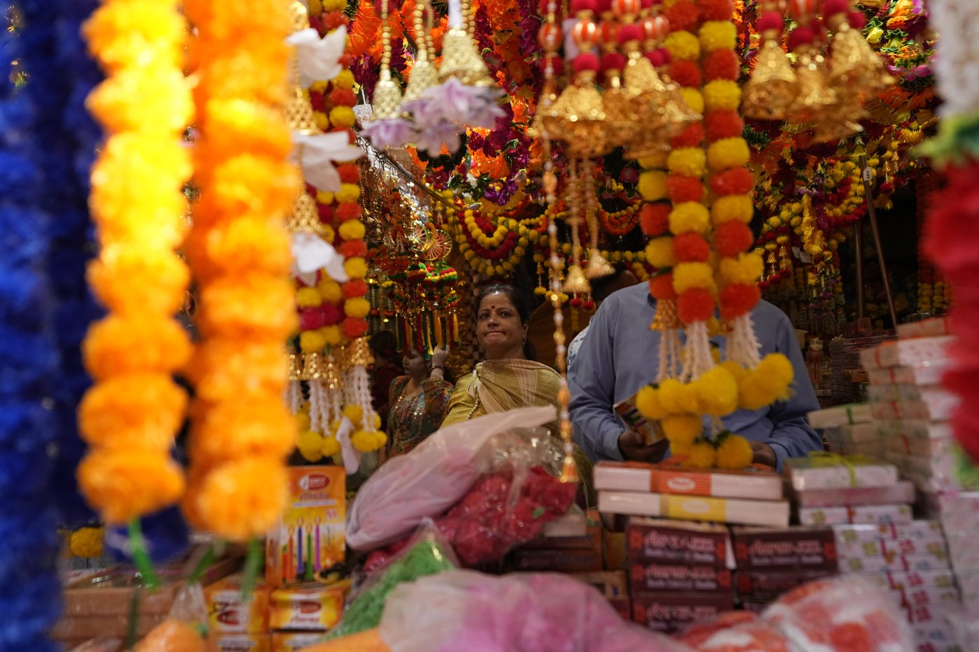 Indians mark Diwali by lighting a record number of earthen lamps | iNFOnews.ca