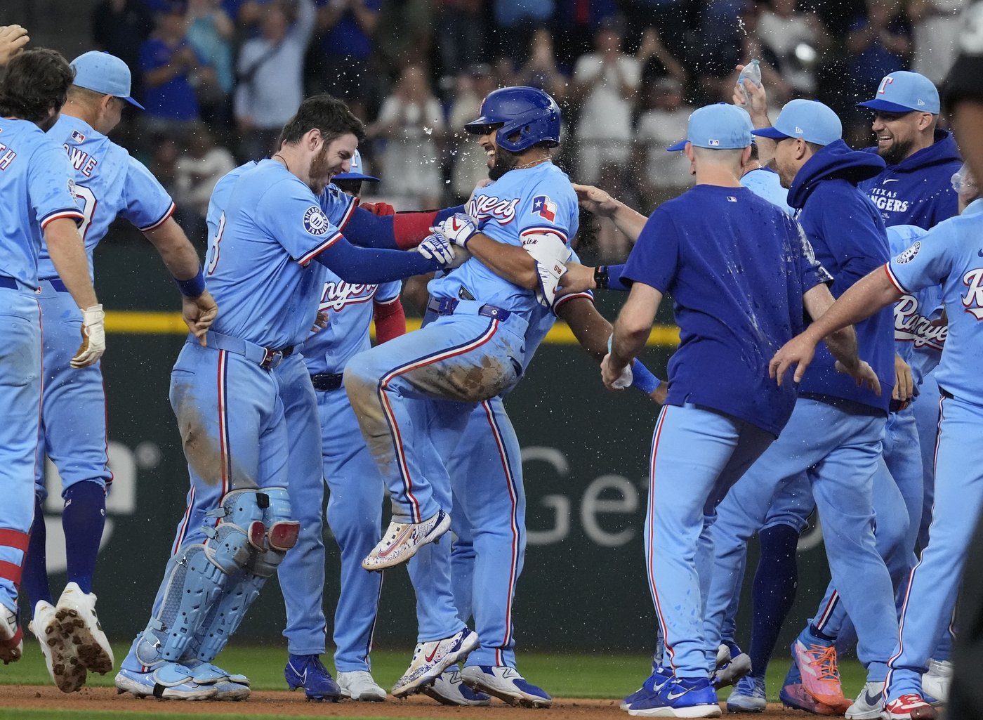 Semien's RBI single gives the Rangers a 6-5 walk-off win over the wild card-chasing Mariners | iNFOnews.ca