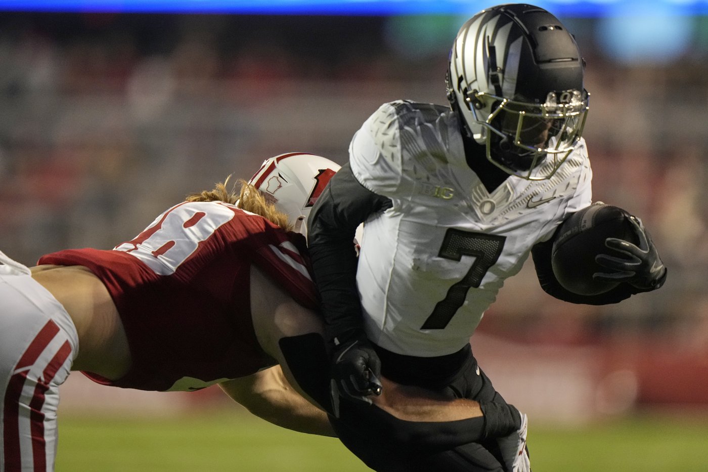 No. 1 Oregon rallies in 4th quarter to beat Wisconsin 16-13 | iNFOnews.ca No. 1 Oregon rallies in 4th quarter to beat Wisconsin 16-13 | iNFOnews.ca