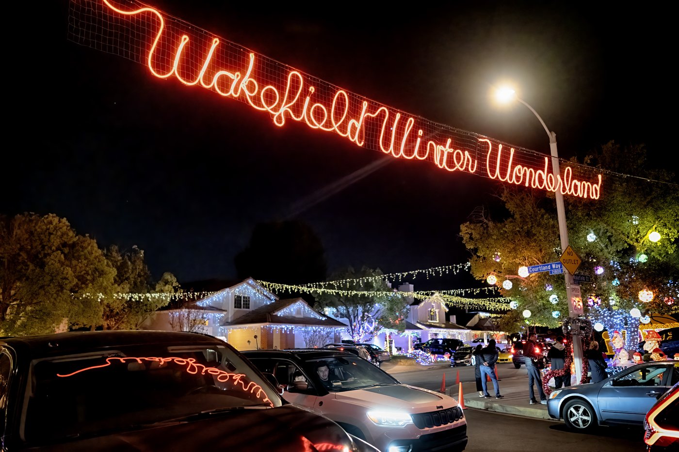 Elaborate holiday light displays are making spirits bright in a big way | iNFOnews.ca