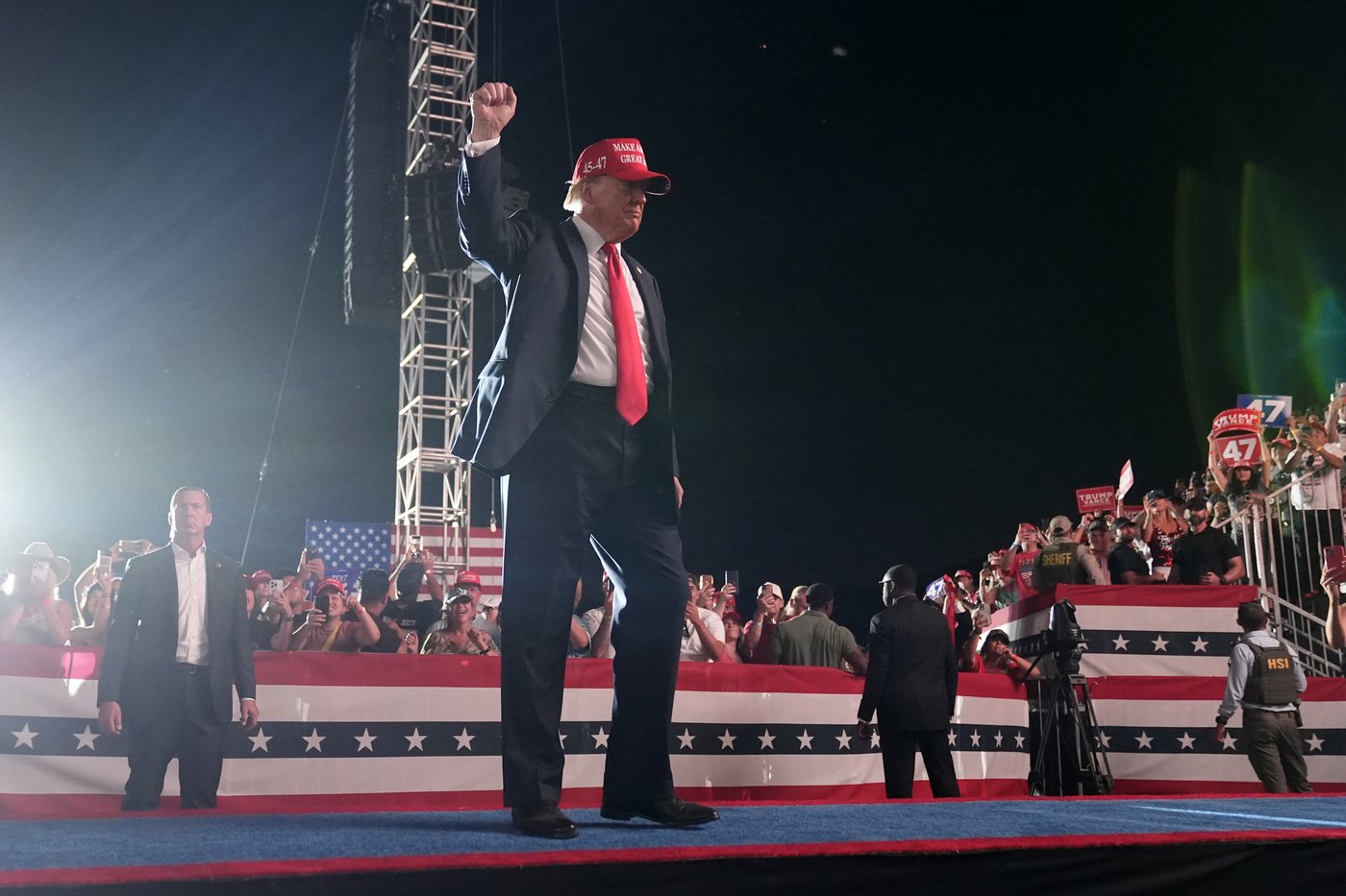 A man arrested with guns outside a Trump rally in California is suing the sheriff | iNFOnews.ca A man arrested with guns outside a Trump rally in California is suing the sheriff | iNFOnews.ca