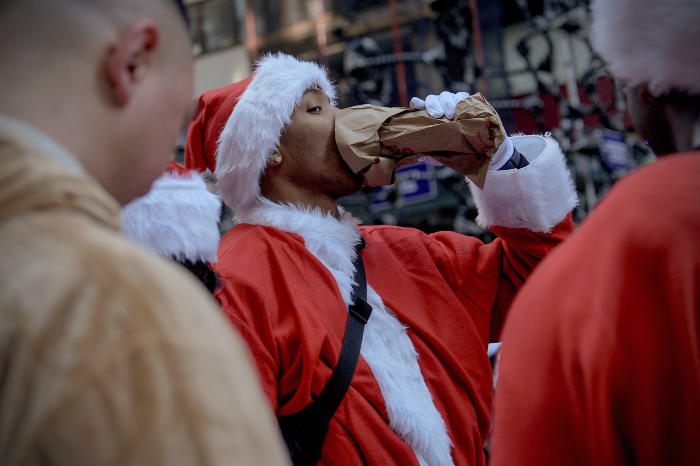Thousands of Santas and a few Grinches hit the streets for annual SantaCon bar crawls | iNFOnews.ca Thousands of Santas and a few Grinches hit the streets for annual SantaCon bar crawls | iNFOnews.ca