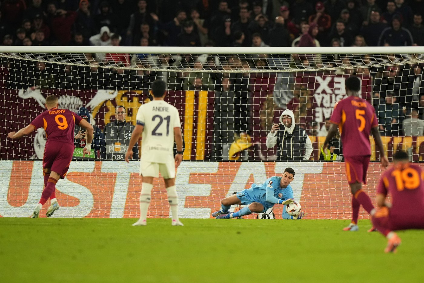 Roma misses penalty 3 times in Europa League and Celtic denied by 'baffling' VAR decision | iNFOnews.ca Roma misses penalty 3 times in Europa League and Celtic denied by 'baffling' VAR decision | iNFOnews.ca