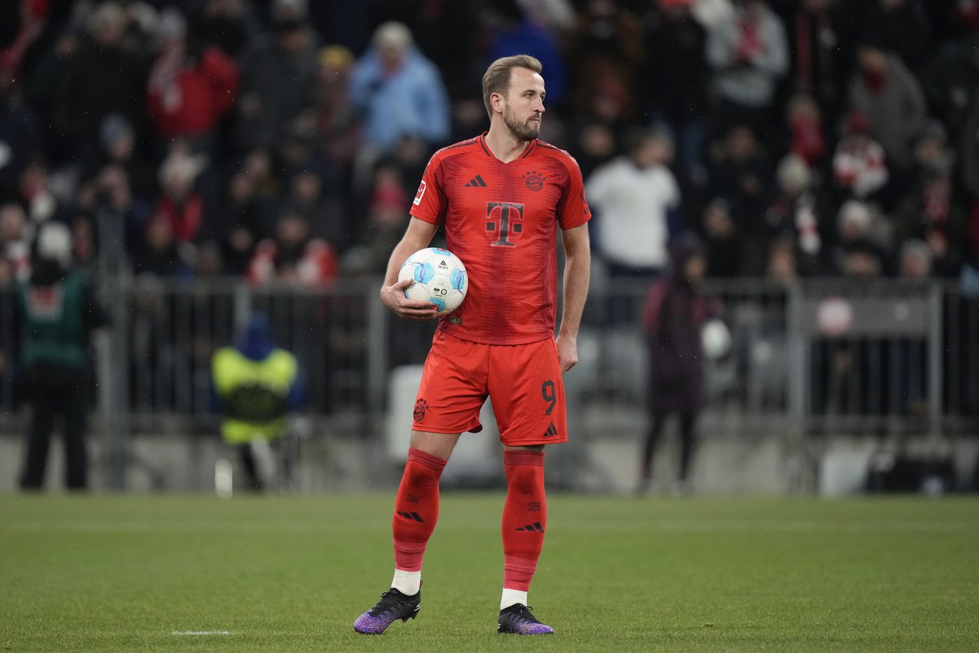 Kane hat trick against Augsburg hides Bayern's concerning lack of goals | iNFOnews.ca