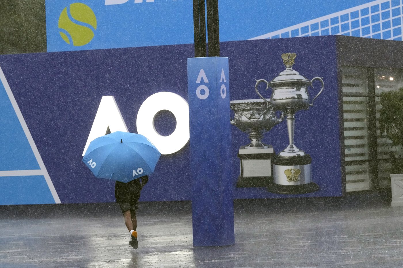 Australian Open: Olympic champ Zheng Qinwen starts her bid for another final on a rainy Day 1 | iNFOnews.ca