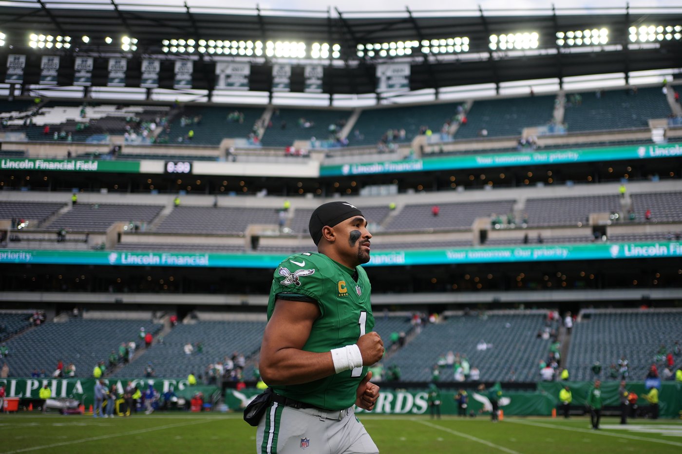 Why the Philadelphia Eagles' 'tush push' play is causing such a stir | iNFOnews.ca