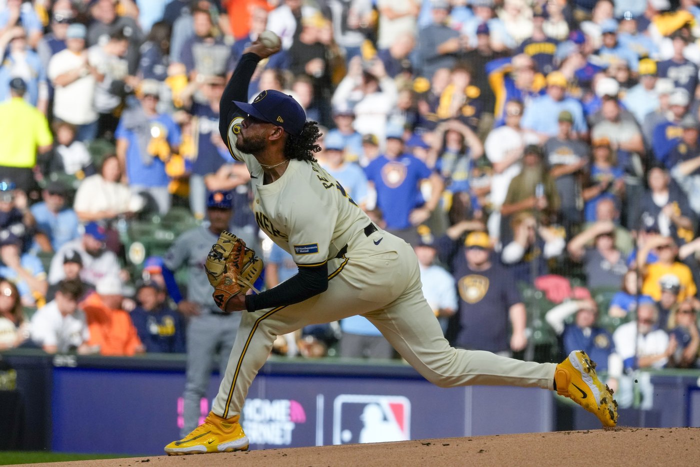 Brewers on the brink of another early playoff exit after their bullpen crumbles in 8-4 loss to Mets | iNFOnews.ca Brewers on the brink of another early playoff exit after their bullpen crumbles in 8-4 loss to Mets | iNFOnews.ca