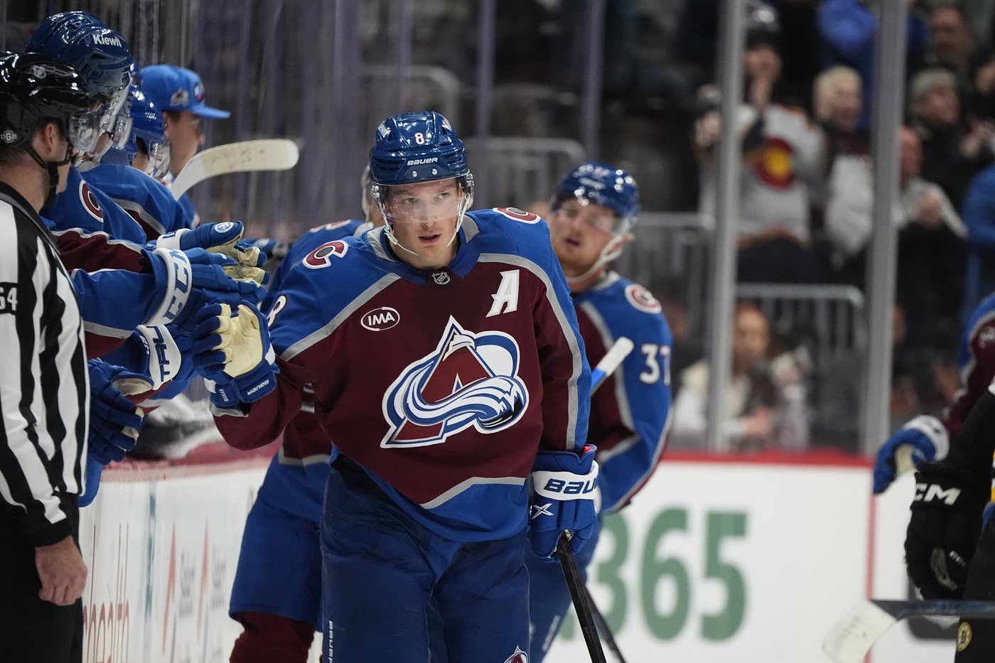 Bruins hold on for 5-3 win, Avalanche drop 4 in a row to start season for 1st time since 1998-99 | iNFOnews.ca