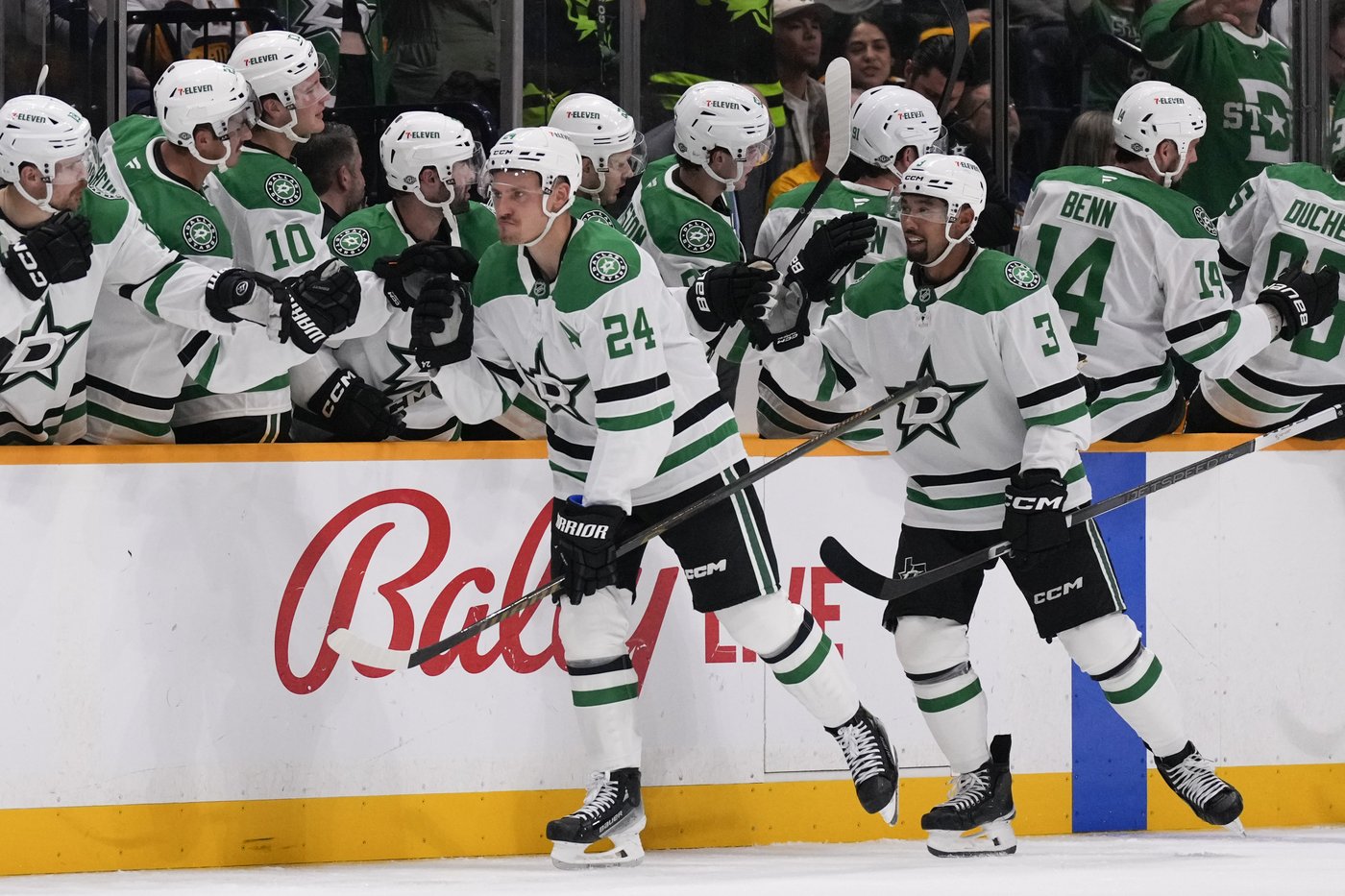 Dallas Stars score 4 goals in 5 shots to take down Predators 4-3 in both teams' season opener | iNFOnews.ca
