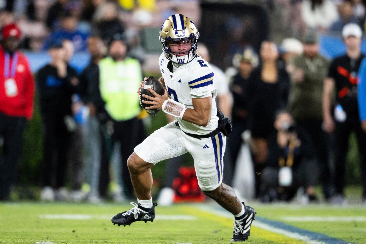 Washington routs UCLA 48-14 behind 4 TDs by Demond Williams Jr. | iNFOnews.ca Washington routs UCLA 48-14 behind 4 TDs by Demond Williams Jr. | iNFOnews.ca