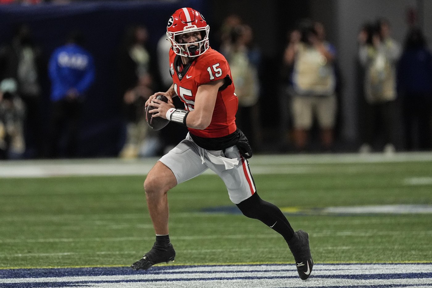 Georgia QB Carson Beck announces plan to enter NFL draft after season-ending elbow injury | iNFOnews.ca