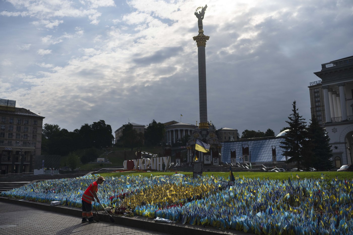 A makeshift memorial grows in Ukraine’s capital after 1,000 days of war | iNFOnews.ca