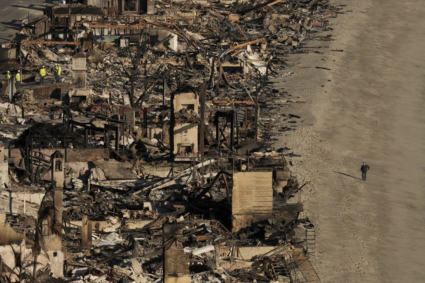 Ash and other dangers mean LA area residents who fled fires a week ago won't be going home soon | iNFOnews.ca Ash and other dangers mean LA area residents who fled fires a week ago won't be going home soon | iNFOnews.ca