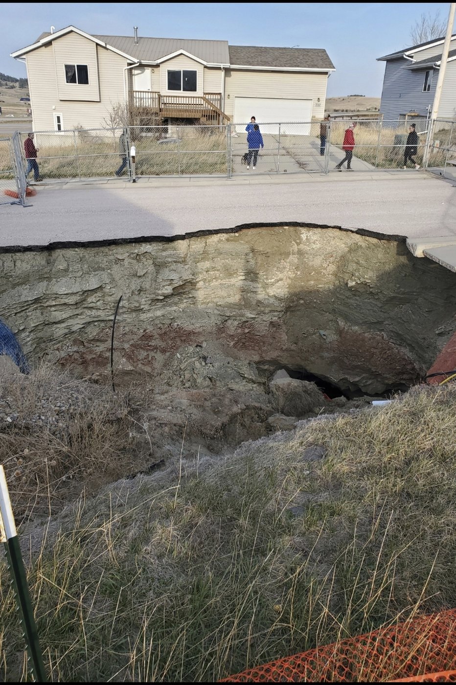 Giant sinkholes in a South Dakota neighborhood make families fear for their safety | iNFOnews.ca Giant sinkholes in a South Dakota neighborhood make families fear for their safety | iNFOnews.ca