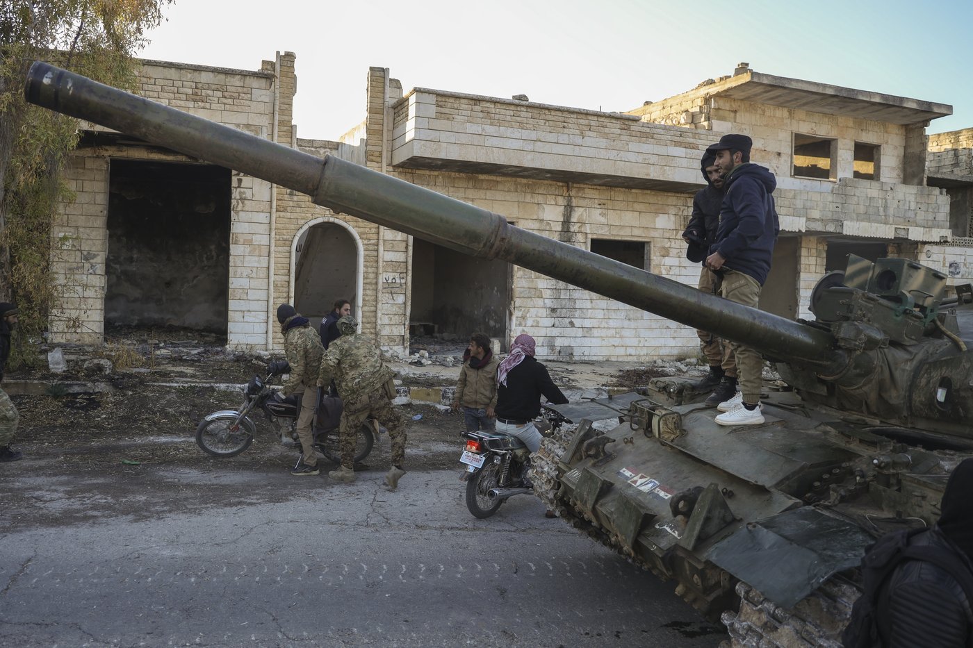 Syria sends in reinforcements to halt insurgents from advancing after seizing Aleppo | iNFOnews.ca Syria sends in reinforcements to halt insurgents from advancing after seizing Aleppo | iNFOnews.ca