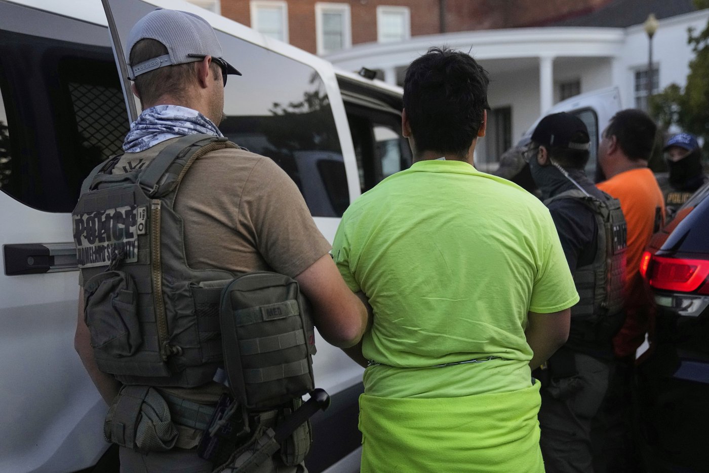 ICE denies using excessive force as it broadens immigration arrests in Chicago | iNFOnews.ca ICE denies using excessive force as it broadens immigration arrests in Chicago | iNFOnews.ca