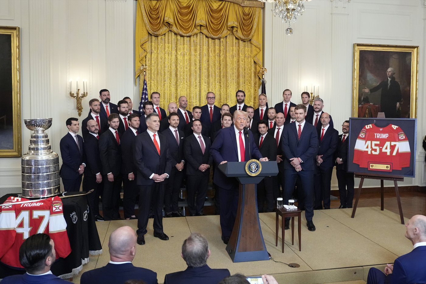 Trump sticks to hockey, avoids tariff talks during Stanley Cup champion Florida Panthers' visit | iNFOnews.ca
