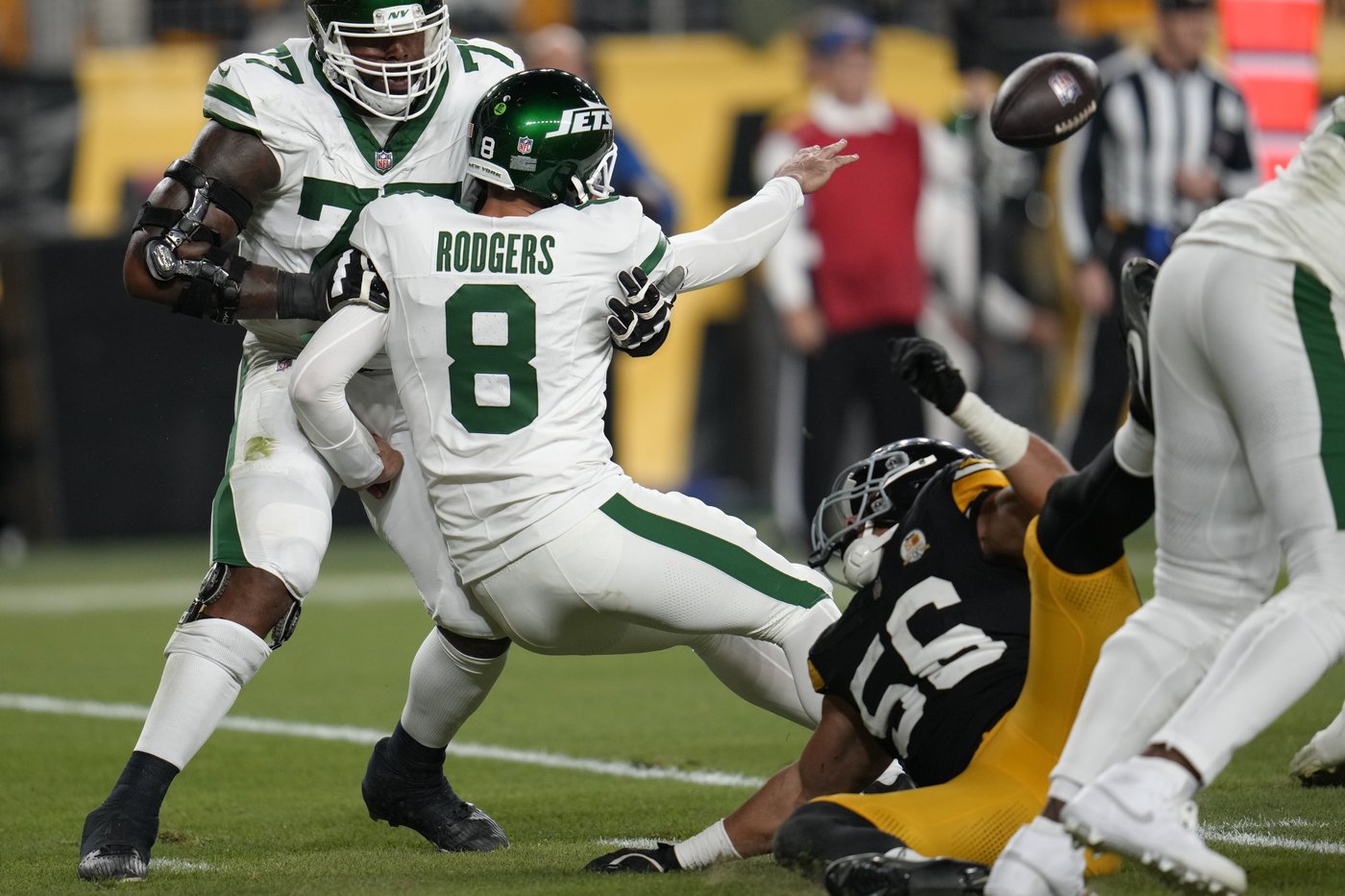 Jets' Rodgers dealing with ailing hamstring on top of knee issue but will play at Patriots | iNFOnews.ca Jets' Rodgers dealing with ailing hamstring on top of knee issue but will play at Patriots | iNFOnews.ca