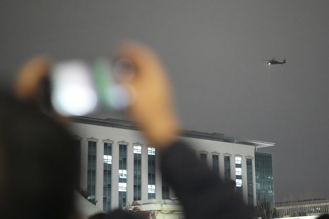 6 hours of anger, bravery and defiance during martial law in South Korea | iNFOnews.ca