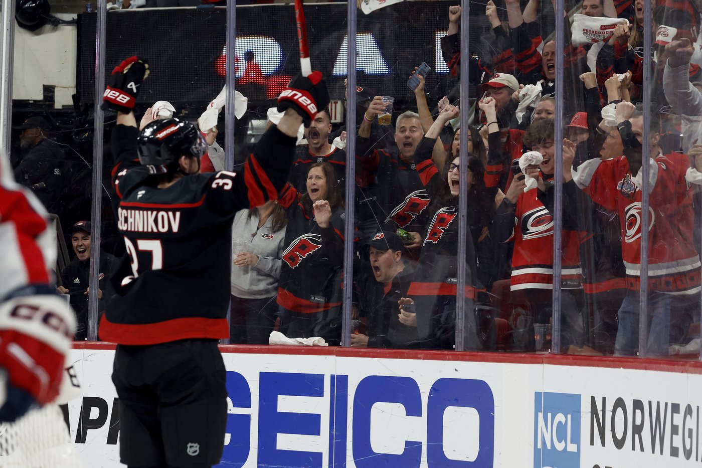 Svechnikov, Andersen lead Hurricanes past Capitals 4-0, lead series 2-1 | iNFOnews.ca