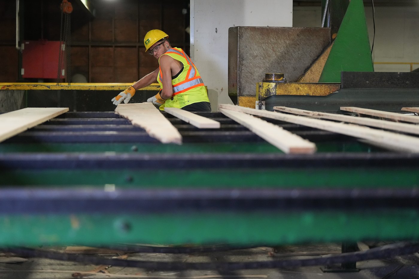 Trump hits Canadian lumber producers with additional 10 per cent tariff | iNFOnews.ca