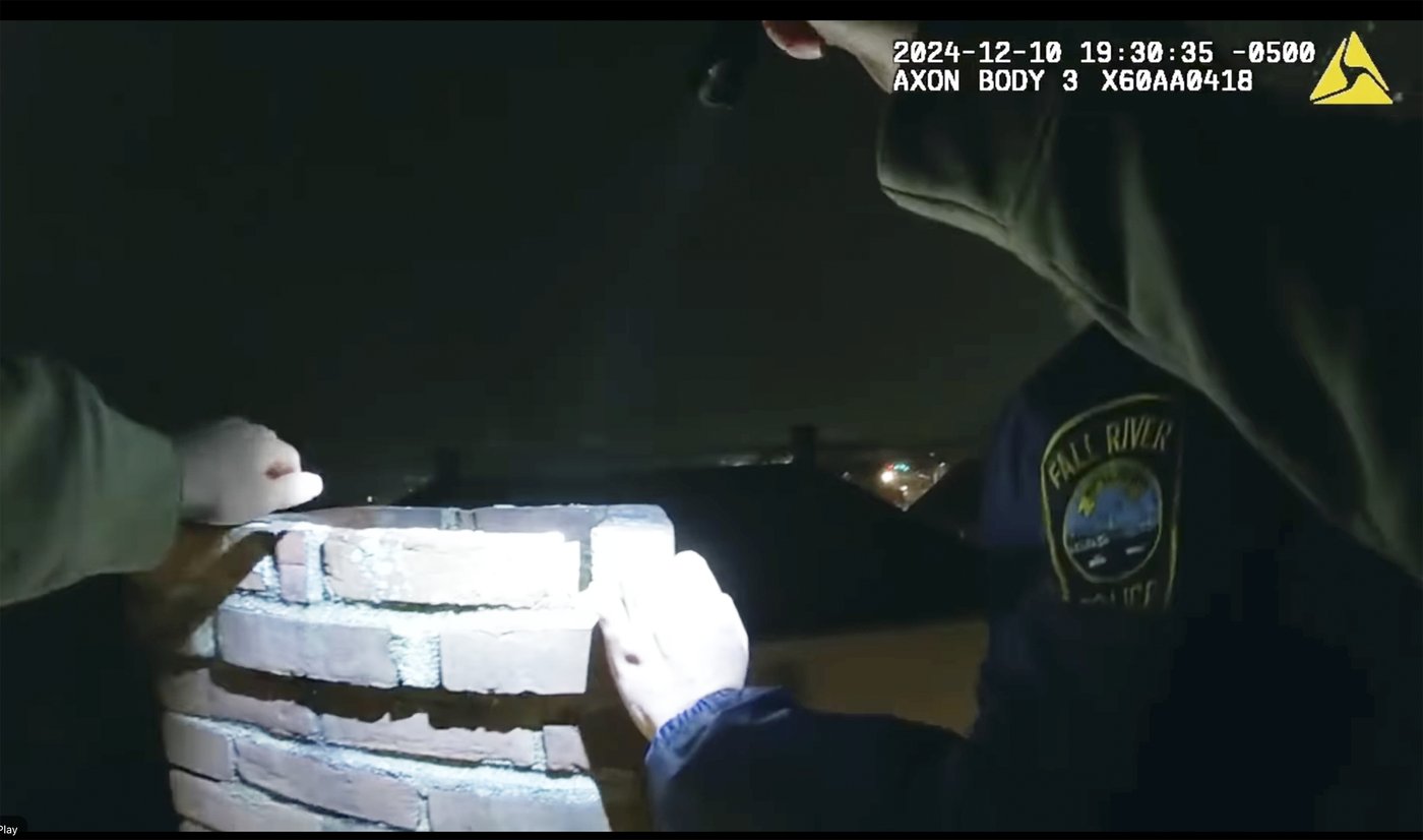 Ho ho, oh no: Man sought by police goes down chimney and gets stuck | iNFOnews.ca Ho ho, oh no: Man sought by police goes down chimney and gets stuck | iNFOnews.ca