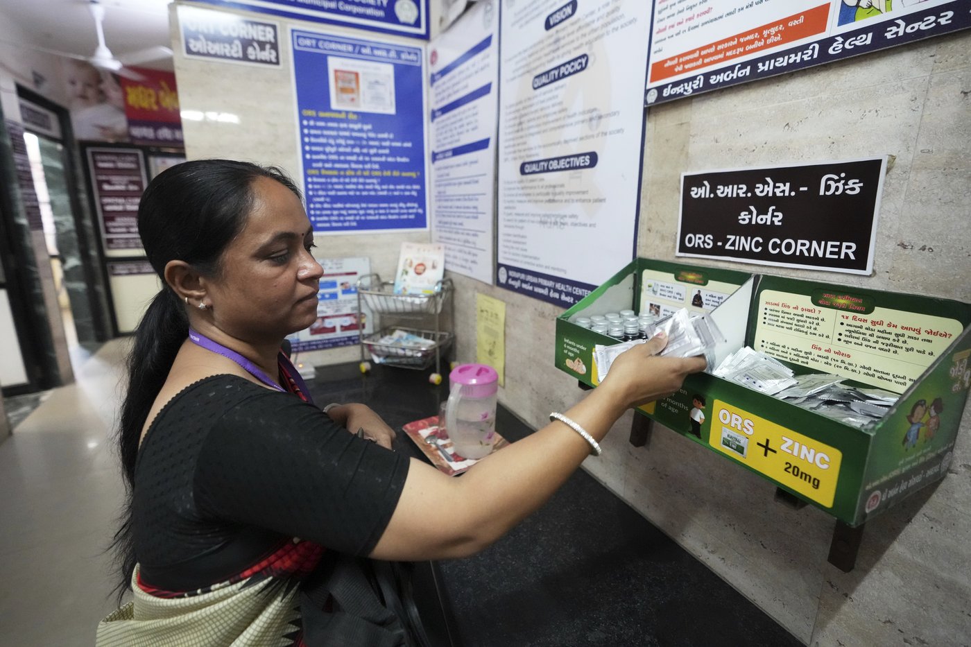 In one Indian city, reflective paint and bus stop sprinklers offer relief from killer heat | iNFOnews.ca