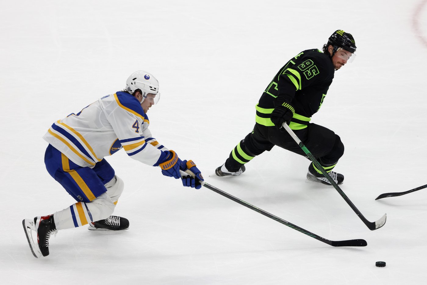 Wyatt Johnston scores go-ahead goal midway through 3rd period as Stars beat Sabres 4-2 | iNFOnews.ca