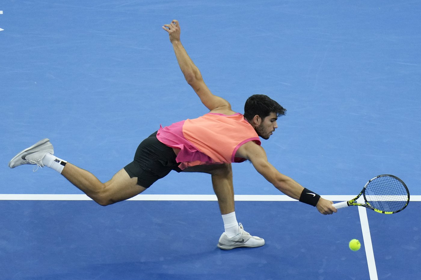 Alcaraz rallies past Sinner to win China Open and make it 3-for-3 against his top rival this year | iNFOnews.ca