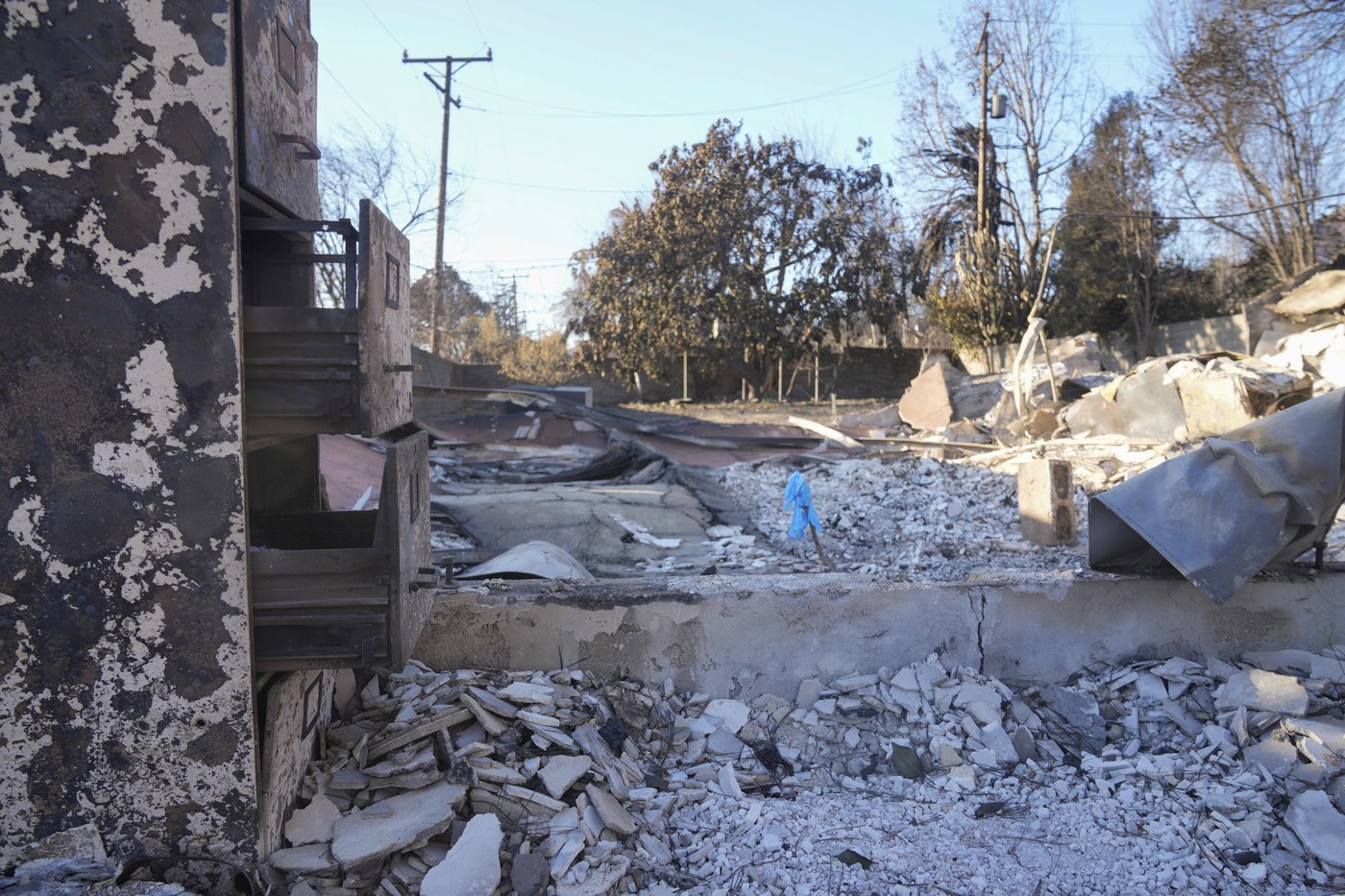 Looking for his father, a worried son went to fire evacuation zone but found death and devastation | iNFOnews.ca
