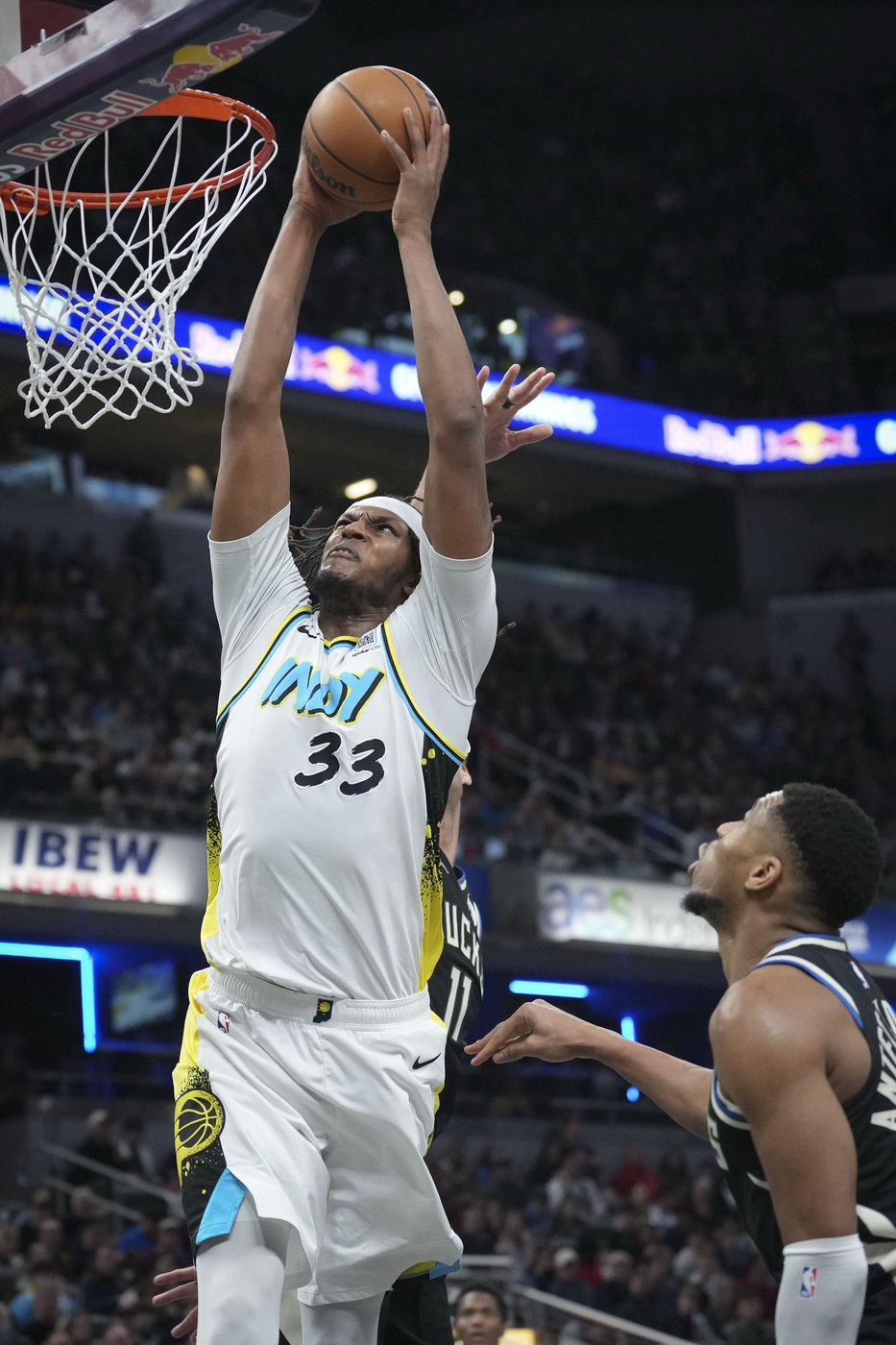 Antetokounmpo and Bucks shake off sluggish 1st half, rally to beat the Pacers 120-112 | iNFOnews.ca