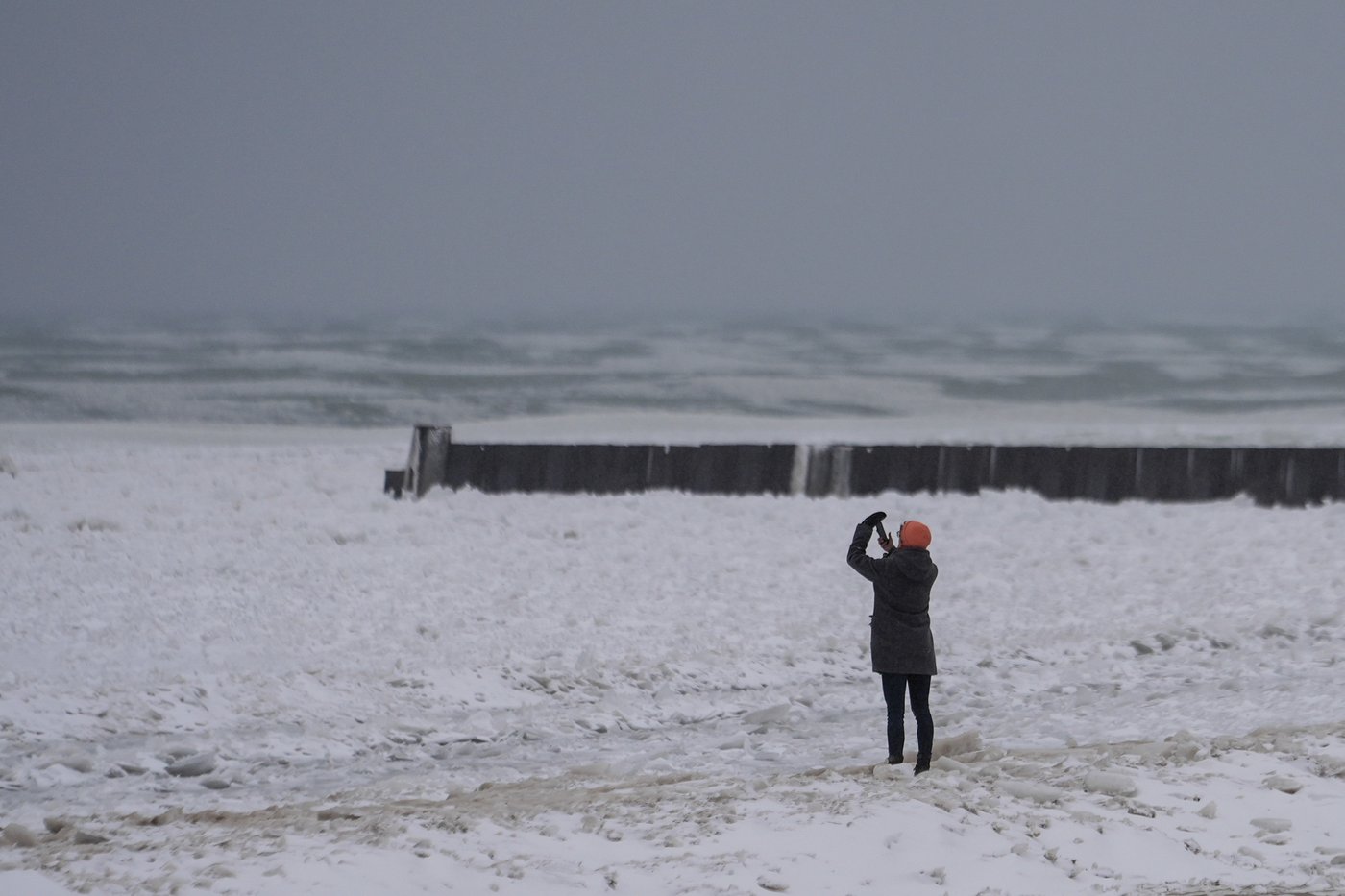 Eastern storm cuts power to tens of thousands as California braces for flooding | iNFOnews.ca