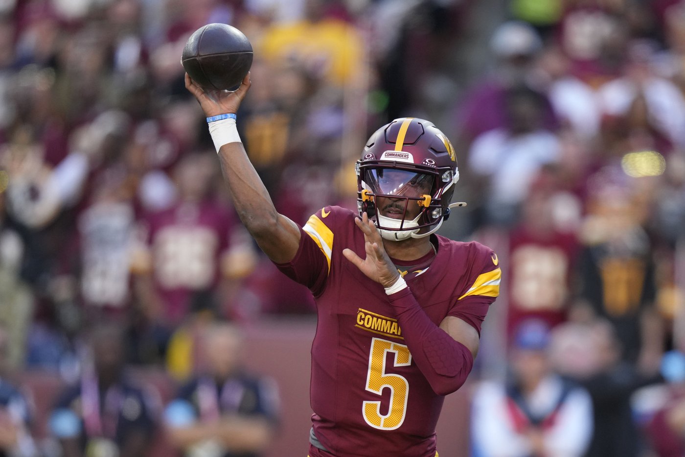Jayden Daniels practices, will be a game-time decision for the Commanders against the Bears | iNFOnews.ca