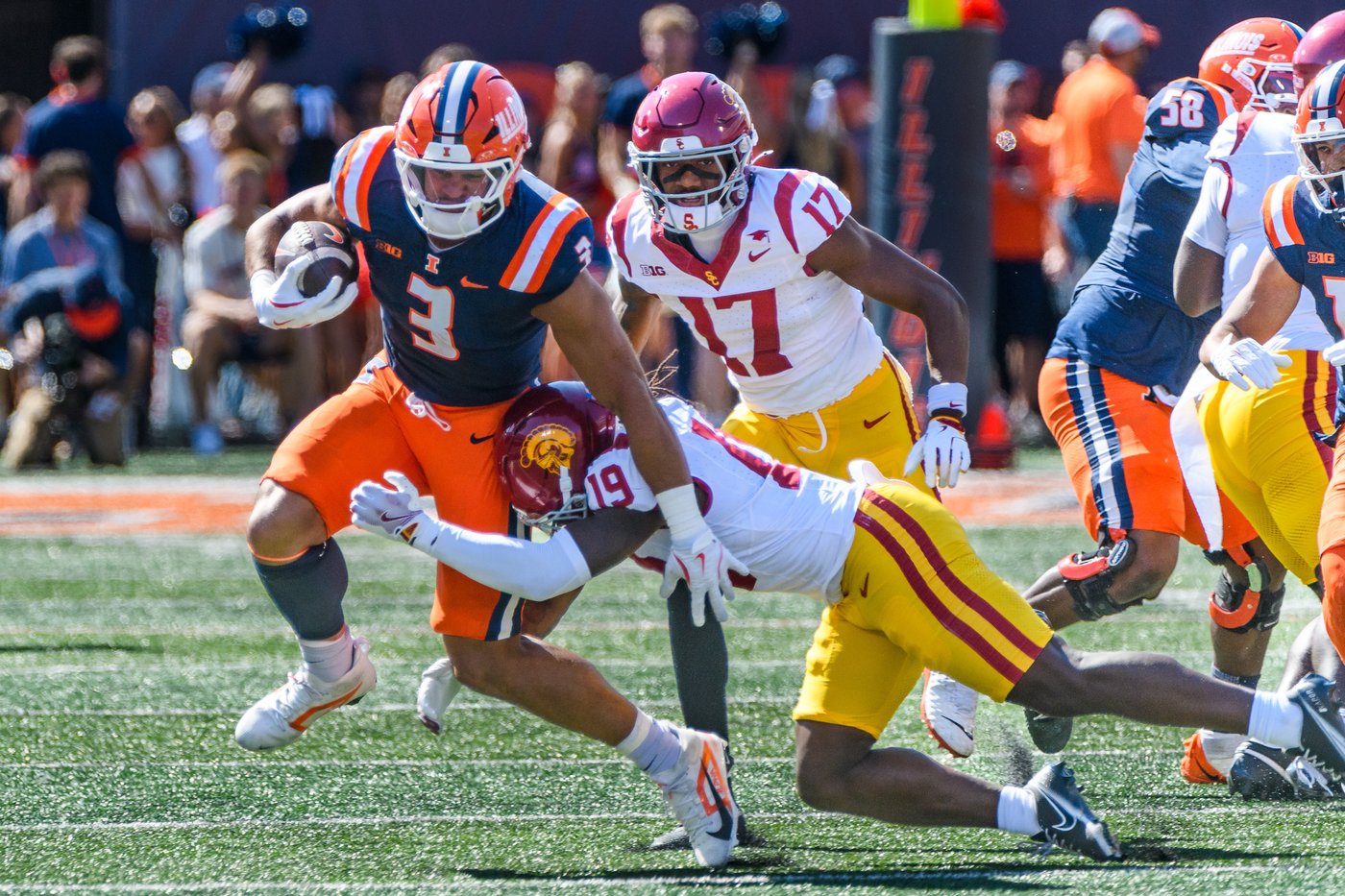 Altmyer and Olano help No. 23 Illinois edge No. 21 Southern California 34-32 | iNFOnews.ca Altmyer and Olano help No. 23 Illinois edge No. 21 Southern California 34-32 | iNFOnews.ca