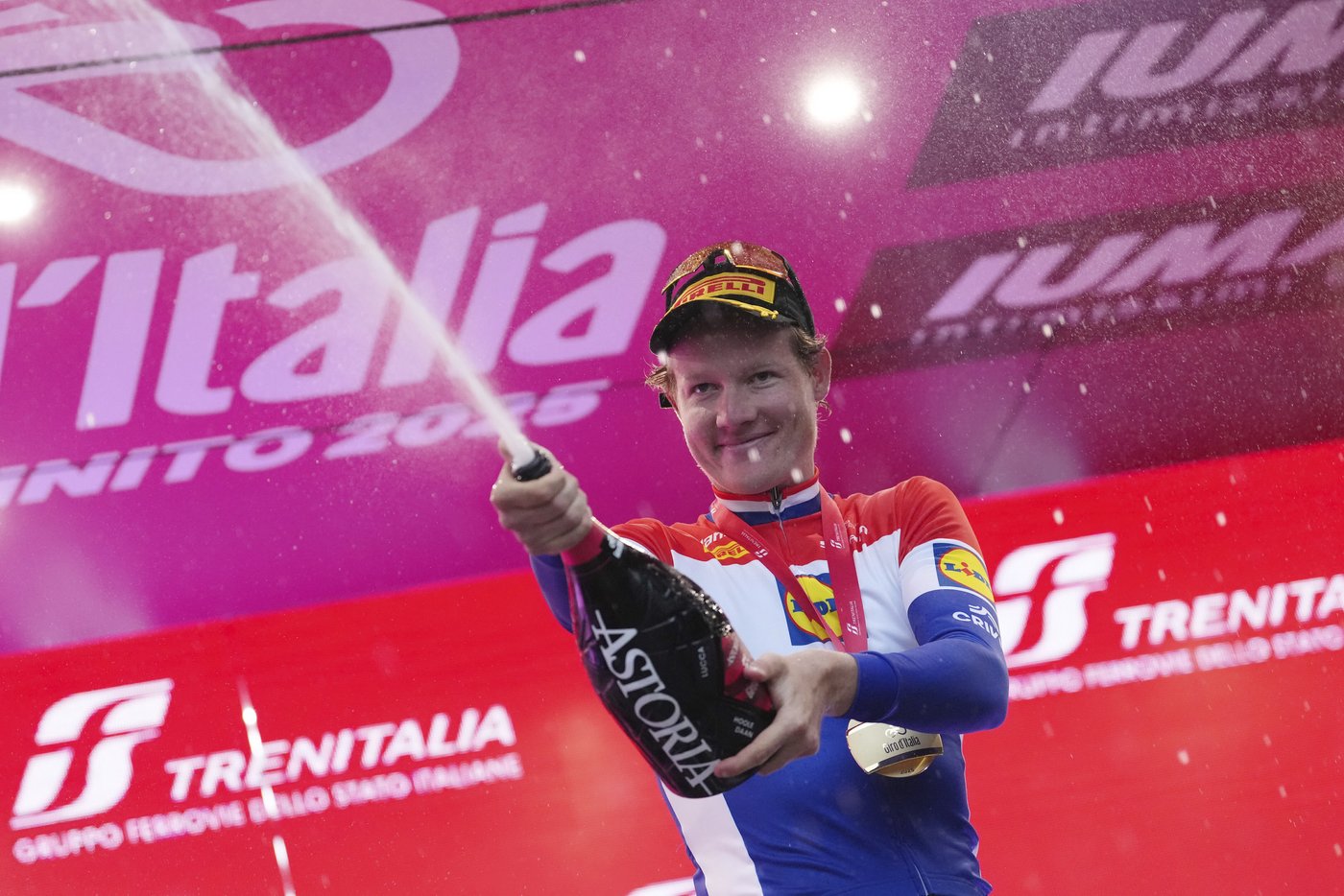 Hoole wins Giro time trial on stage 10, Del Toro keeps overall lead | iNFOnews.ca Hoole wins Giro time trial on stage 10, Del Toro keeps overall lead | iNFOnews.ca