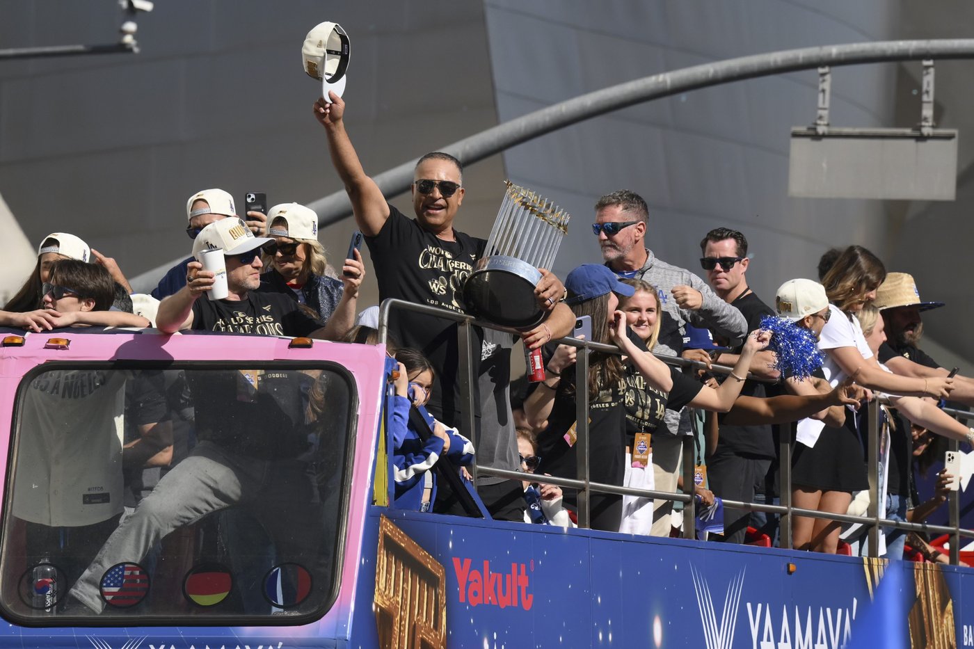 Shohei Ohtani brings his dog and addresses crowd in English as Dodgers celebrate World Series title | iNFOnews.ca