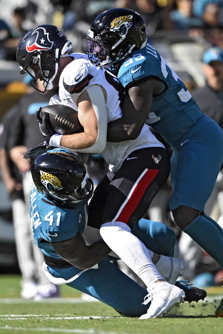 Jaguars should shut down QB Trevor Lawrence amid his concussion and shoulder injury | iNFOnews.ca Jaguars should shut down QB Trevor Lawrence amid his concussion and shoulder injury | iNFOnews.ca
