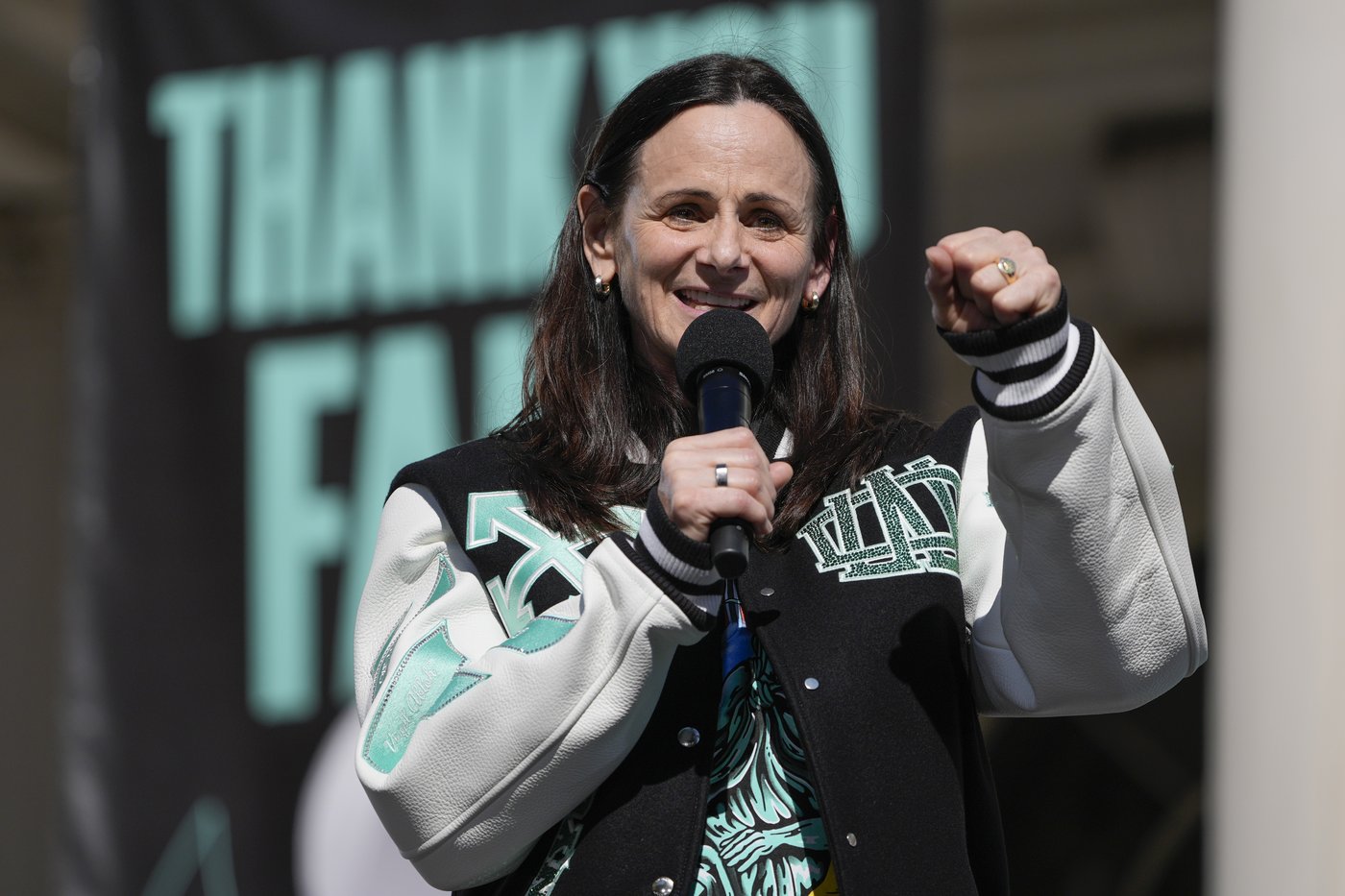 New York Liberty basketball team honored with ticker-tape parade in Canyon of Heroes | iNFOnews.ca