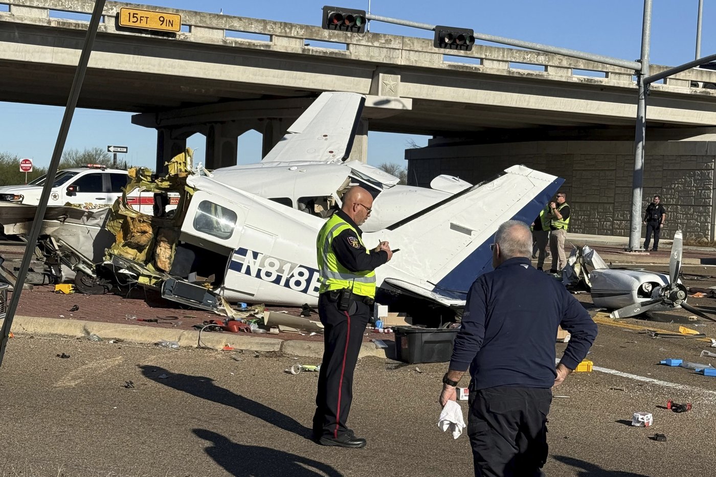 Propeller plane crashes onto a Texas highway, sending 4 people to hospitals | iNFOnews.ca Propeller plane crashes onto a Texas highway, sending 4 people to hospitals | iNFOnews.ca