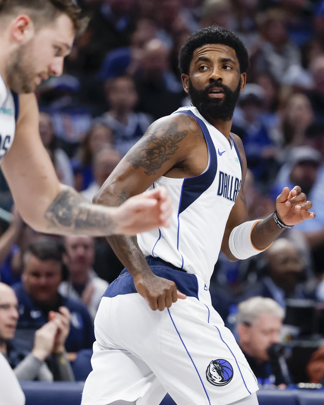 Luka Doncic scores 32 points, Mavericks overwhelm Banchero-less Magic 108-85 | iNFOnews.ca