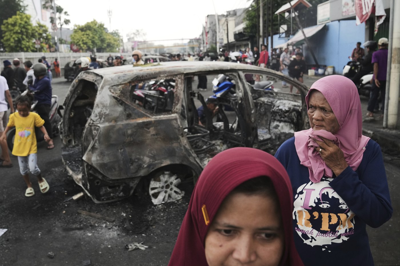 Photos of violent clashes between riot police and protesters in Indonesia | iNFOnews.ca