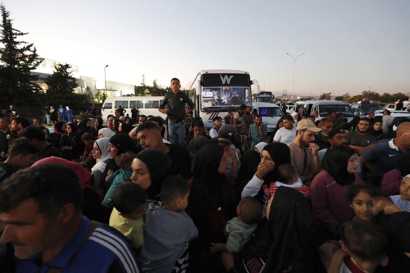 Thousands are pouring into Syria, fleeing worsening conflict in Lebanon | iNFOnews.ca Thousands are pouring into Syria, fleeing worsening conflict in Lebanon | iNFOnews.ca