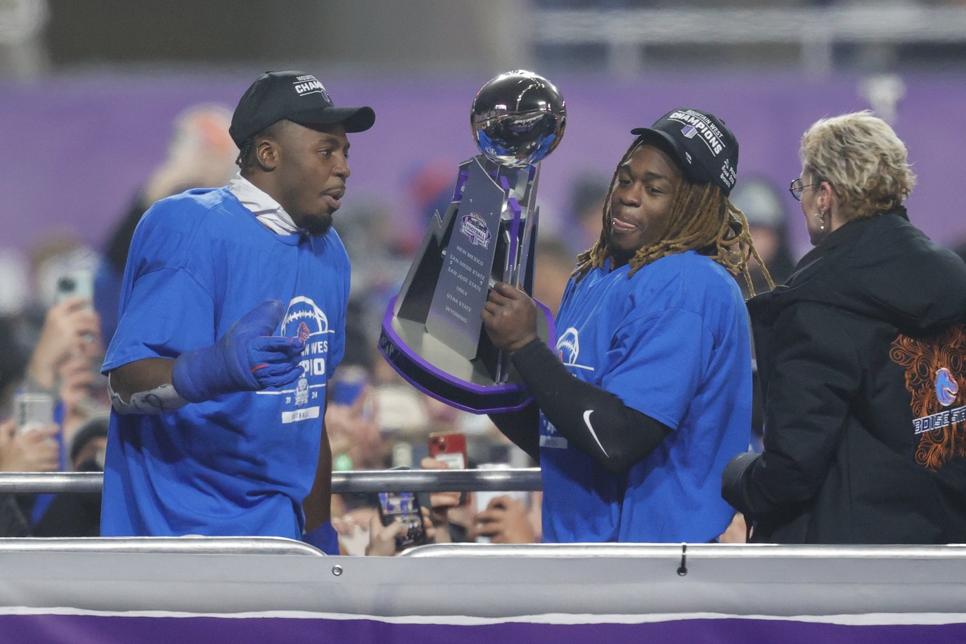 No. 10 Boise State grabs CFP spot, beating No. 19 UNLV 21-7 in Mountain West championship | iNFOnews.ca No. 10 Boise State grabs CFP spot, beating No. 19 UNLV 21-7 in Mountain West championship | iNFOnews.ca