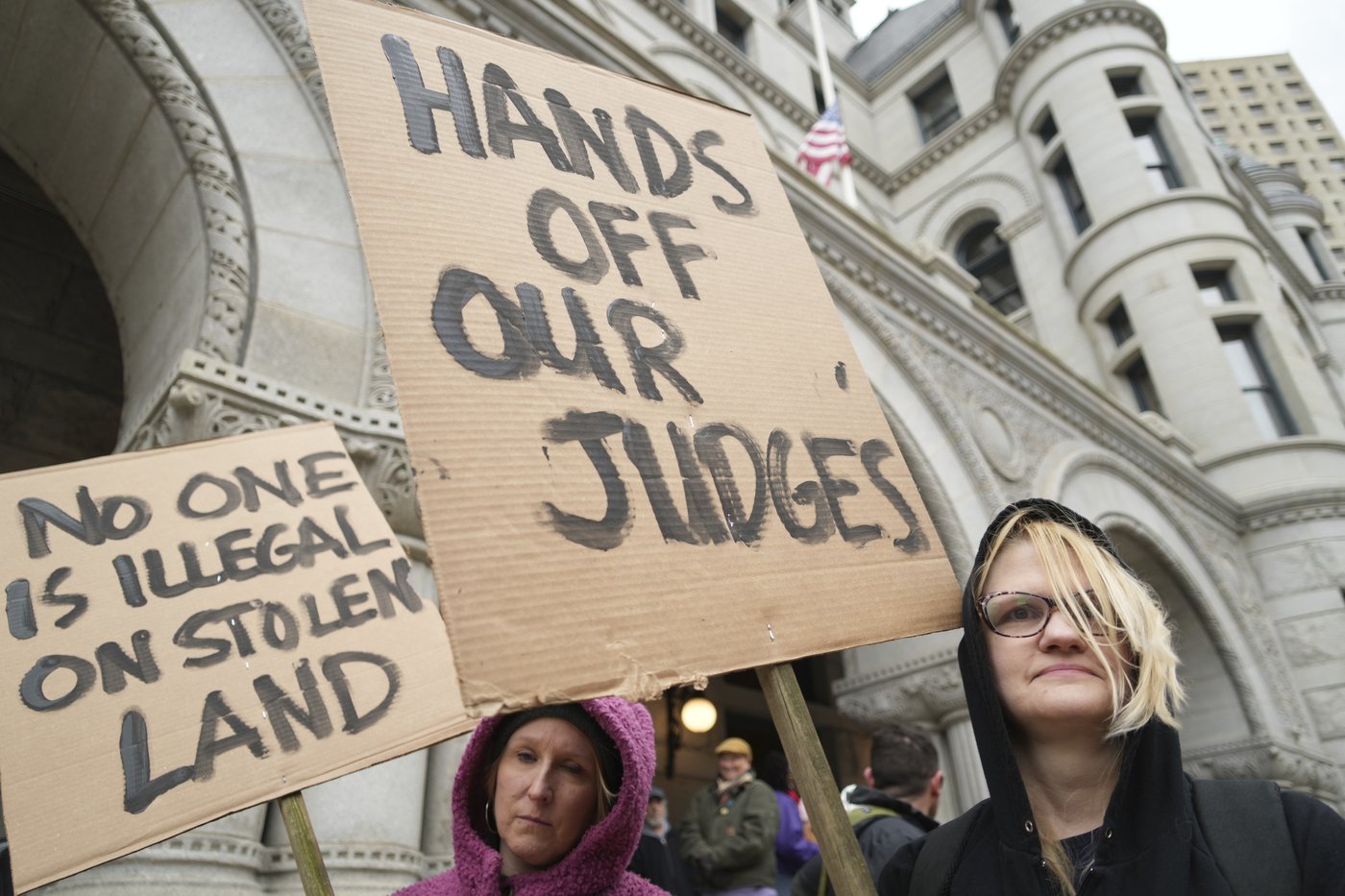 Protesters chant after arrest of judge accused of helping man evade immigration authorities | iNFOnews.ca Protesters chant after arrest of judge accused of helping man evade immigration authorities | iNFOnews.ca